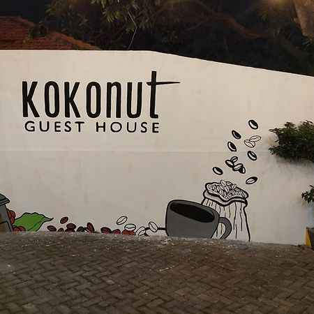 Kokonut Guesthouse Surabaya Buitenkant foto