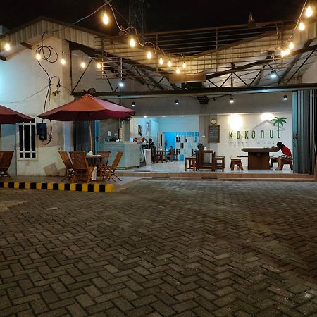 Kokonut Guesthouse Surabaya Buitenkant foto