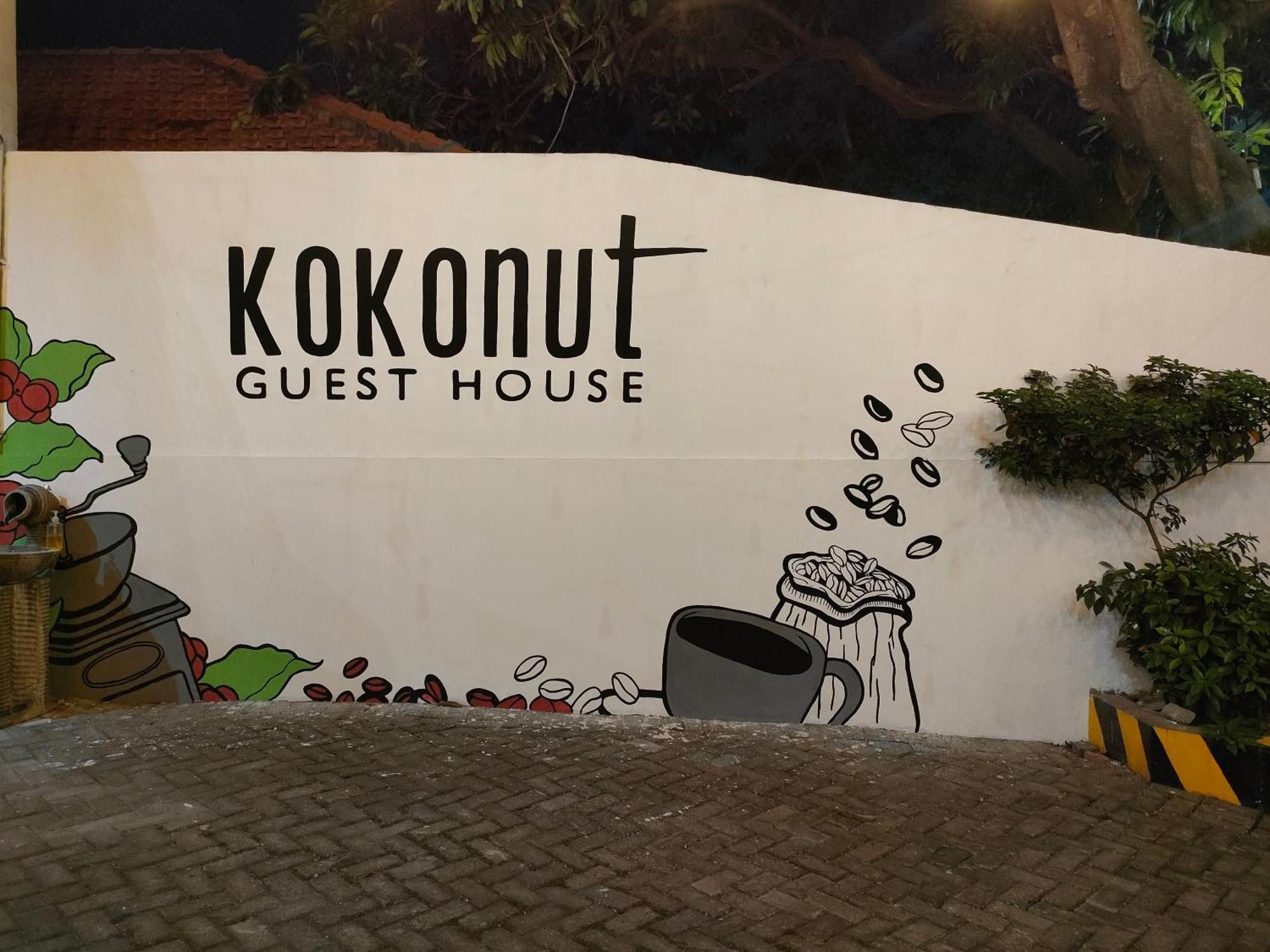 Kokonut Guesthouse Surabaya Buitenkant foto