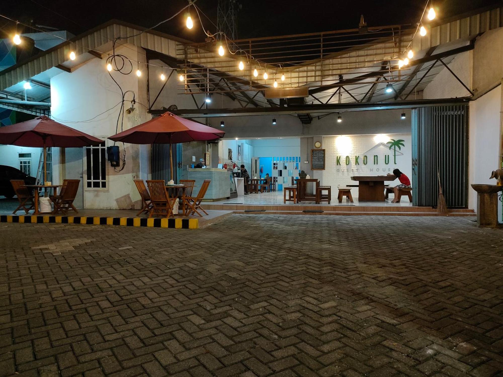 Kokonut Guesthouse Surabaya Buitenkant foto