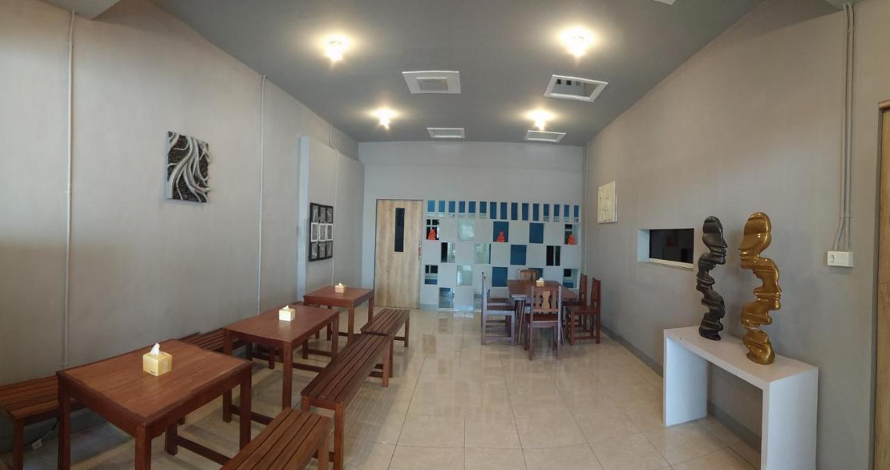 Kokonut Guesthouse Surabaya Buitenkant foto
