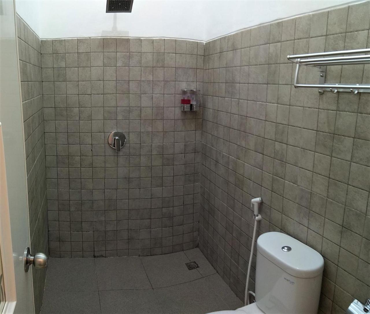 Kokonut Guesthouse Surabaya Buitenkant foto