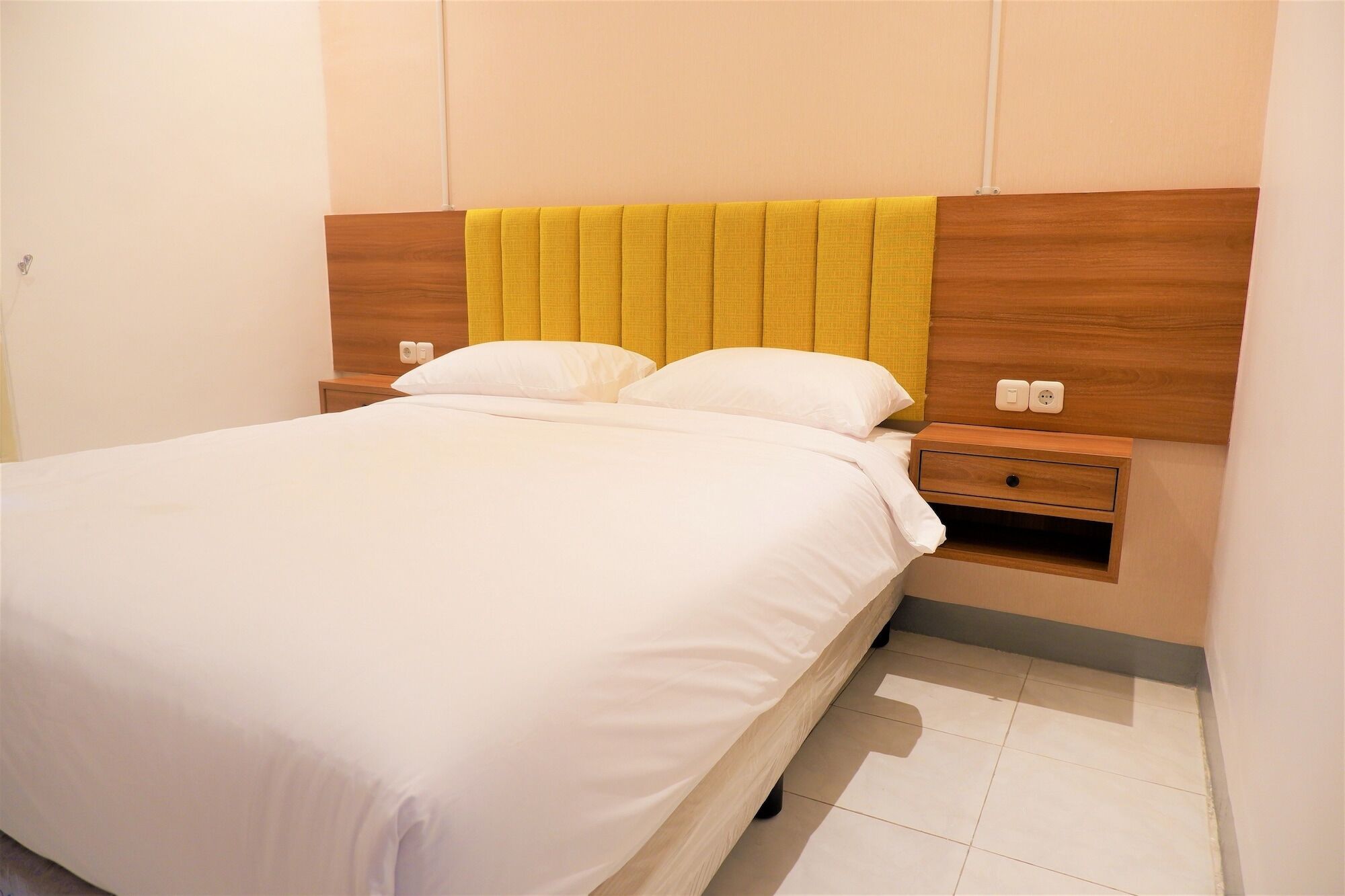 Kokonut Guesthouse Surabaya Buitenkant foto